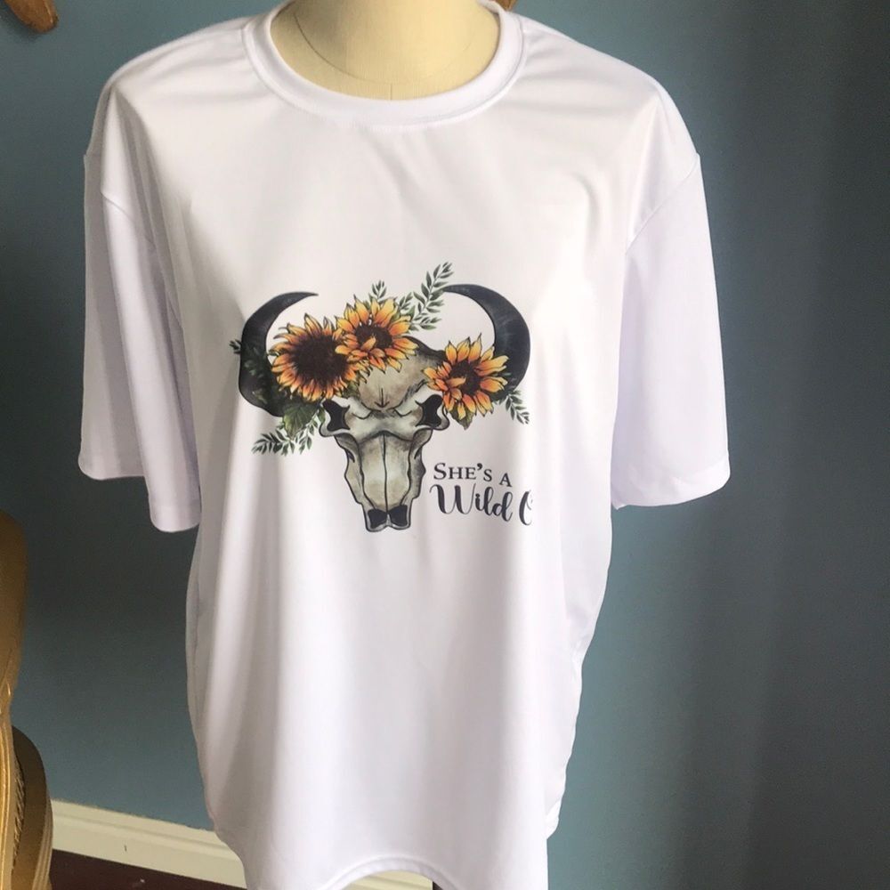 NWT white short sleeves t-shirt. Western cowgirl country rodeo cow skull size L